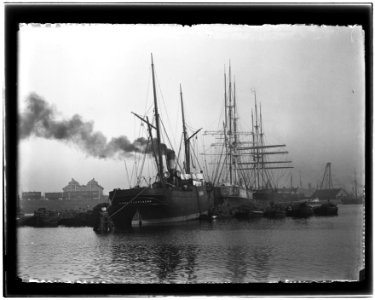 Het schip Norma Flensburg in het Oosterdok gezien naar de Piet Heinkade, foto 1 Jacob Olie (max res)