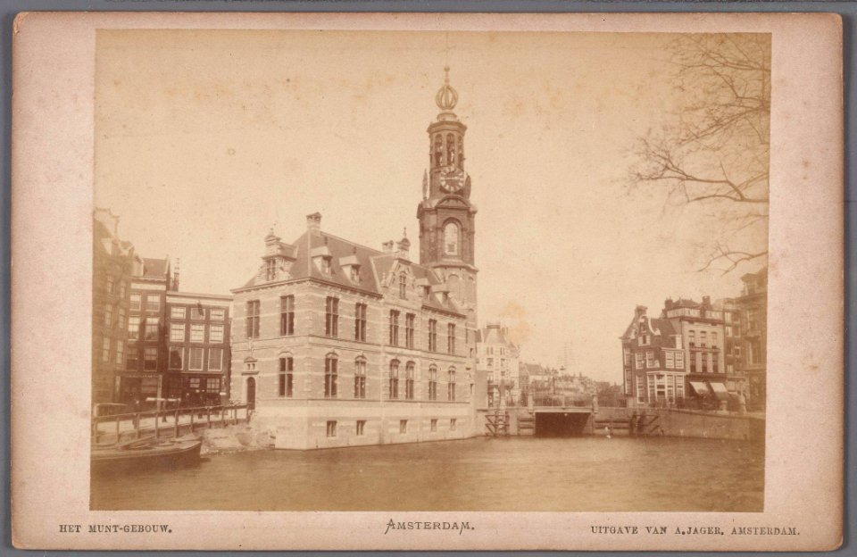 Het Singel gezien naar de Munttoren met het vernieuwde Muntgebouw