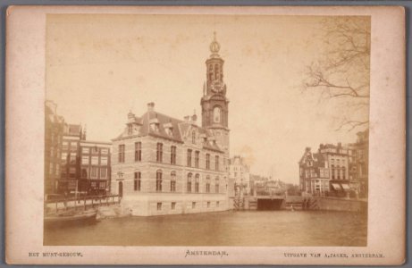 Het Singel gezien naar de Munttoren met het vernieuwde Muntgebouw