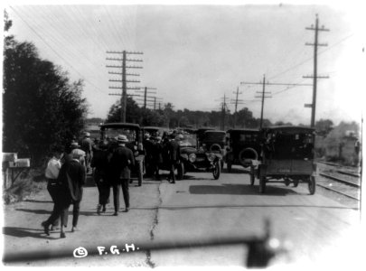 Highway crowded with automobiles and people) - F.G.H LCCN91795654