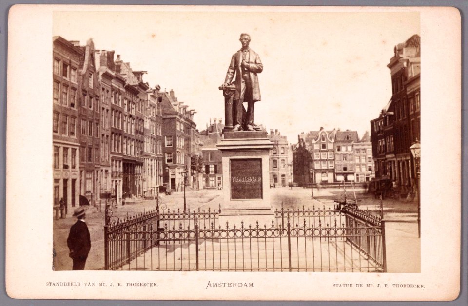 Het standbeeld van de liberale politicus J.R. Thorbecke op het Thorbeckeplein