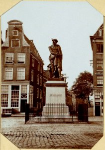 Het Standbeeld van Rembrandt op het voormalige Kaasplein (sic) vóór de Reguliersdwarsstraat - verplaatst -