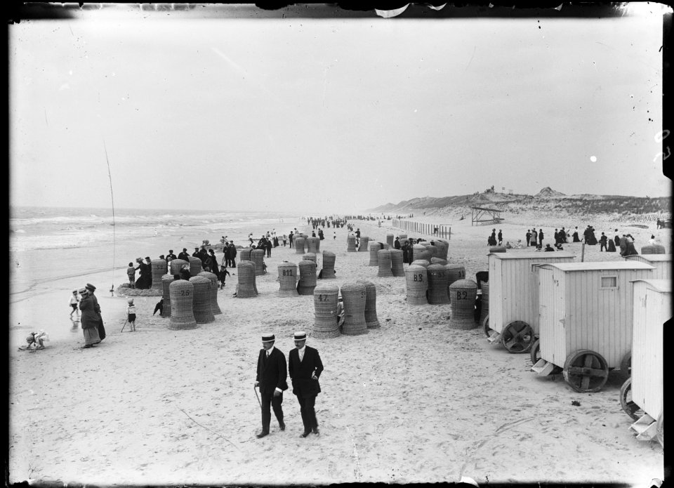 Het strand naar het noord-westen gezien - Regionaal Archief Alkmaar - FO1400109