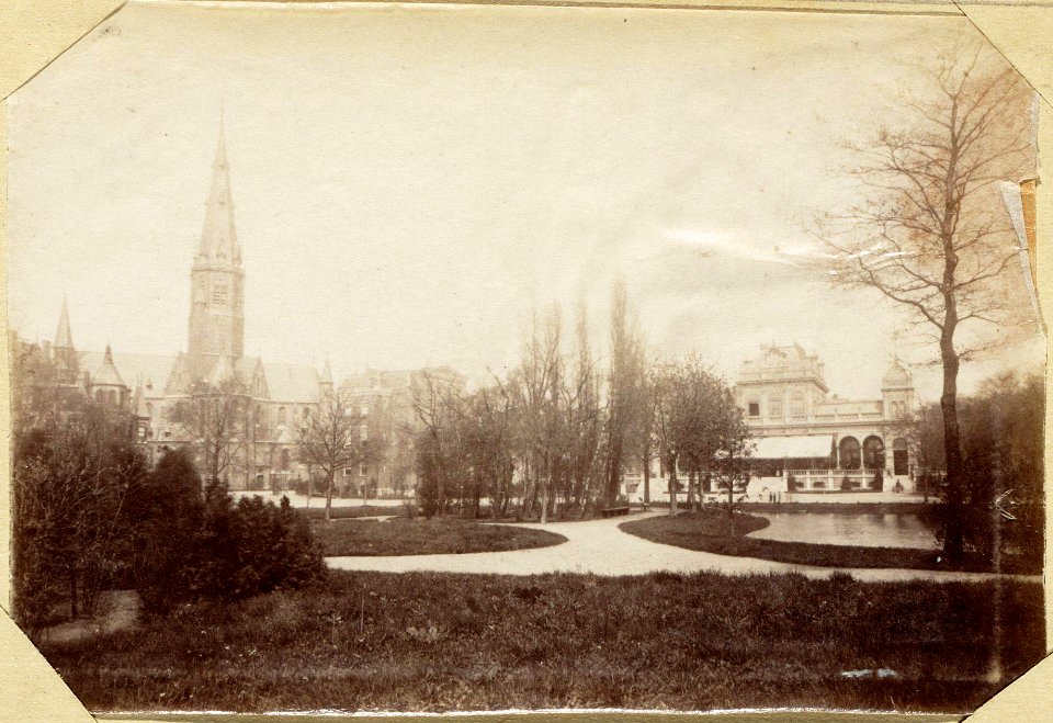 Het Vondelpark, ziende op het voormalige Paviljoen en op de Vondelkerk