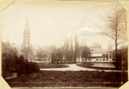 Het Vondelpark, ziende op het voormalige Paviljoen en op de Vondelkerk photo