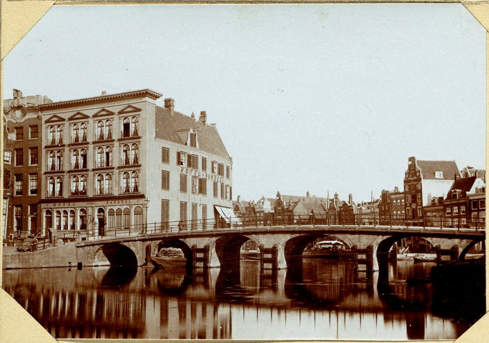 Het voormalige Hotel Rondeel aan de Doelenstraat en Amstel - Afgebroken - thans het Hotel de l'Europe
