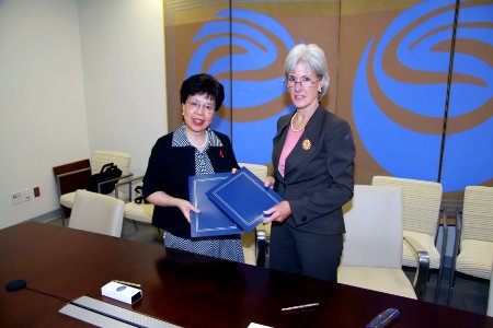 HHS Secretary Sebelius and WHO Director-General Margaret Chan pose with a recently signed Memorandum of Understanding between the U.S. Government and the World Health Organization