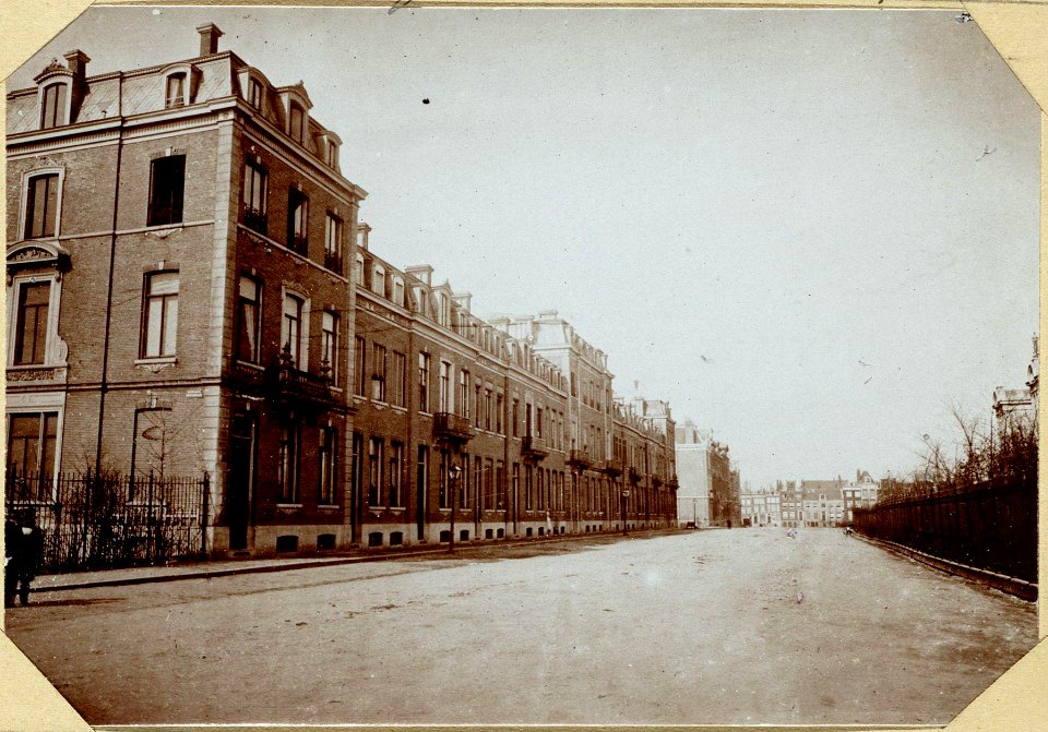 Het Westeinde, ziende van de Stadhouderskade naar het Frederiksplein. De overzijde thans bebouwd