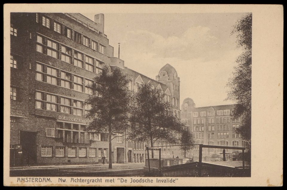 Het ziekenhuis de Joodsche Invalide, Nieuwe Achtergracht 100 met links en rechts de Weesperstraat, Afb PBKD00181000002