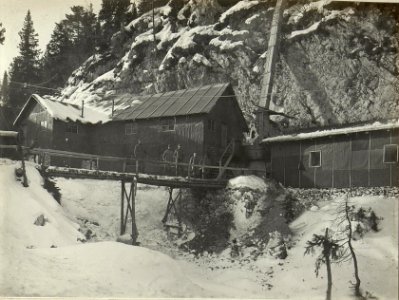Hilfsplatz. Links Badeanstalt, Mitte Entlausungsofen und Warmwasseranlagen, wo durch die Holzrinnen Schnee eingeführt wird. (BildID 15469201)