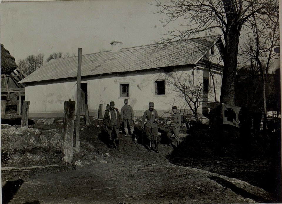 Hilfsplatz und Marodenzimmer. F.J.Baon Nro.28. Aufgenommen in Krutniew am 3. Februar 1916. (BildID 15454020)