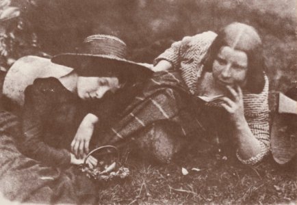 Hill und Adamson - Zwei Mädchen auf der Wiese (Zeno Fotografie)