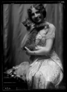 Hinckley, Arthur, Mrs., with Buzzer the cat, portrait photograph LOC agc.7a16636