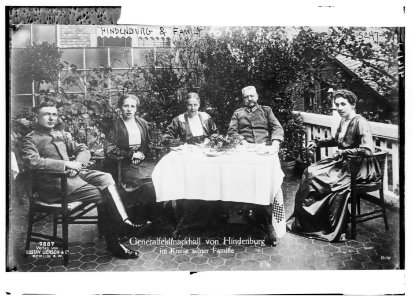 Hindenburg & family LCCN2014711026