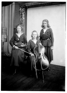 Hilger sisters (Mary, Elsa, Margaret) LCCN2014711880