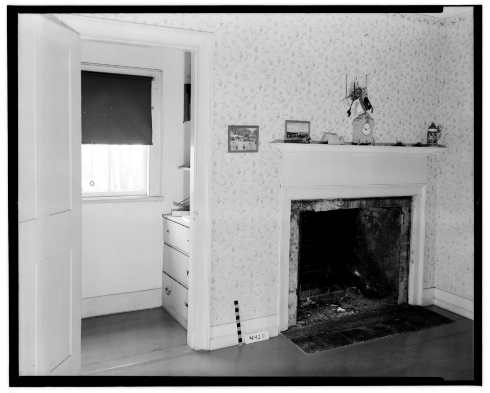 Historic American Buildings Survey L. C. Durette, Photographer April 1, 1936 SOUTH EAST BED ROOM 3rd FLOOR - Governor Levi Woodbury House, Woodbury Avenue and Boyd Road, HABS NH,8-PORT,123-19
