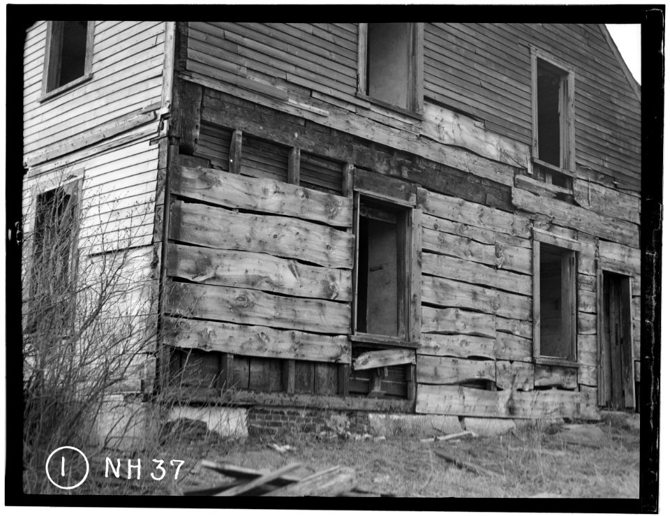 Historic American Buildings Survey L. C. Durette, Photographer EAST ELEVATION, CORNER POST, SHOWING MOULDED CORNER POST AND 2d FLOOR GIRT - Doe Garrison, Lamprey River and Great Bay HABS NH,8-NEWM,1-5