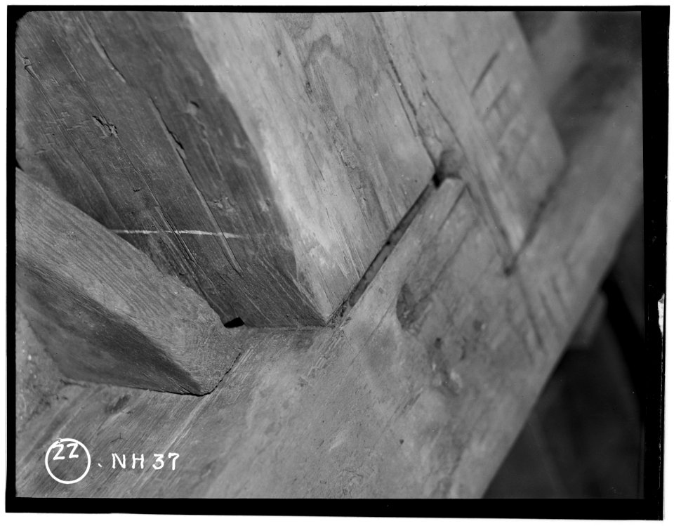 Historic American Buildings Survey L. C. Durette, Photographer INTERSECTION OF SUMMER BEAM and CHIMNEY GIRT -4 ATTIC FLOOR - Doe Garrison, Lamprey River and Great Bay, Newmarket, HABS NH,8-NEWM,1-43