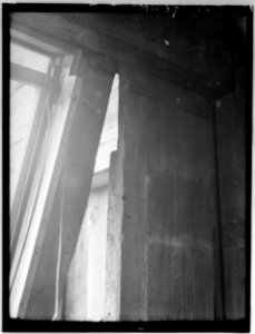 Historic American Buildings Survey L. C. Durette, Photographer NORTH ENTRANCE DETAIL RIGHT JAMB, SHOWING SECTION OF CUT FOR DOOR HEADER - Doe Garrison, Lamprey River and Great Bay, HABS NH,8-NEWM,1-24