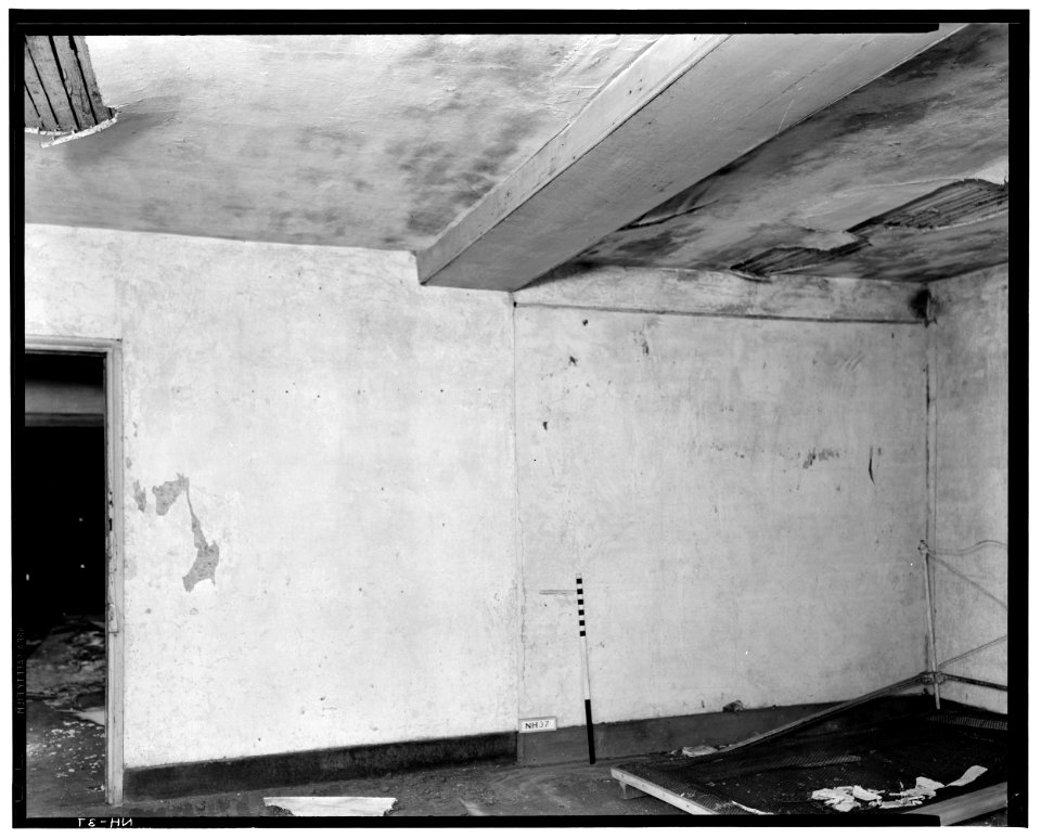 Historic American Buildings Survey L. C. Durette, Photographer SOUTH EAST ROOM 1st. FLOOR TOWARD PREVIOUS FIREPLACE - Doe Garrison, Lamprey River and Great Bay, Newmarket, HABS NH,8-NEWM,1-18