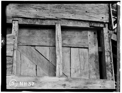 Historic American Buildings Survey L. C. Durette, Photographer SOUTH WEST CORNER POST, THE MOULDING HAS BEEN CUT OFF - Doe Garrison, Lamprey River and Great Bay, Newmarket, HABS NH,8-NEWM,1-9