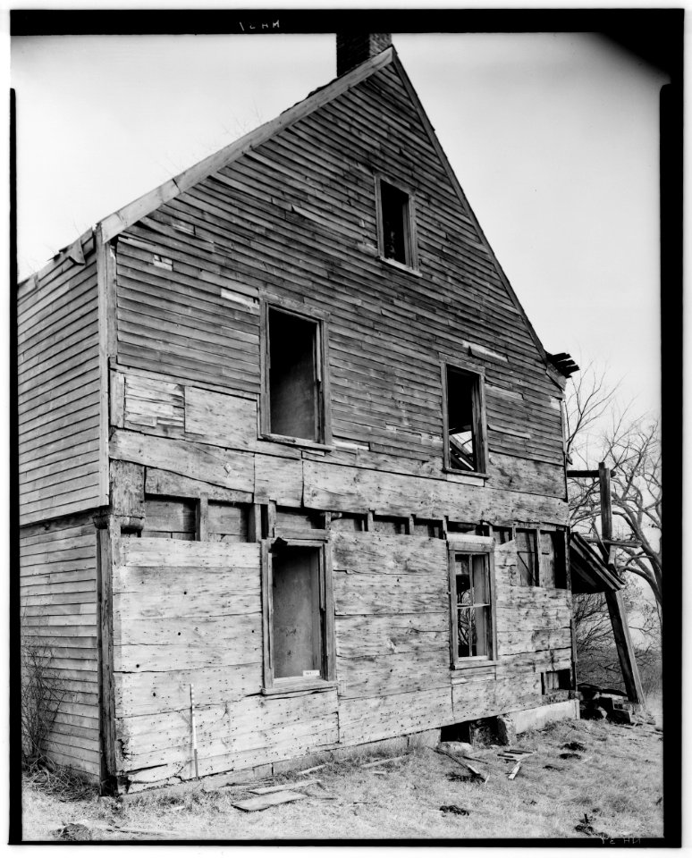 Historic American Buildings Survey L. C. Durette, Photographer WEST END CORNER POST and ENDS OF SUMMER BEAM - Doe Garrison, Lamprey River and Great Bay, Newmarket, Rockingham County HABS NH,8-NEWM,1-4
