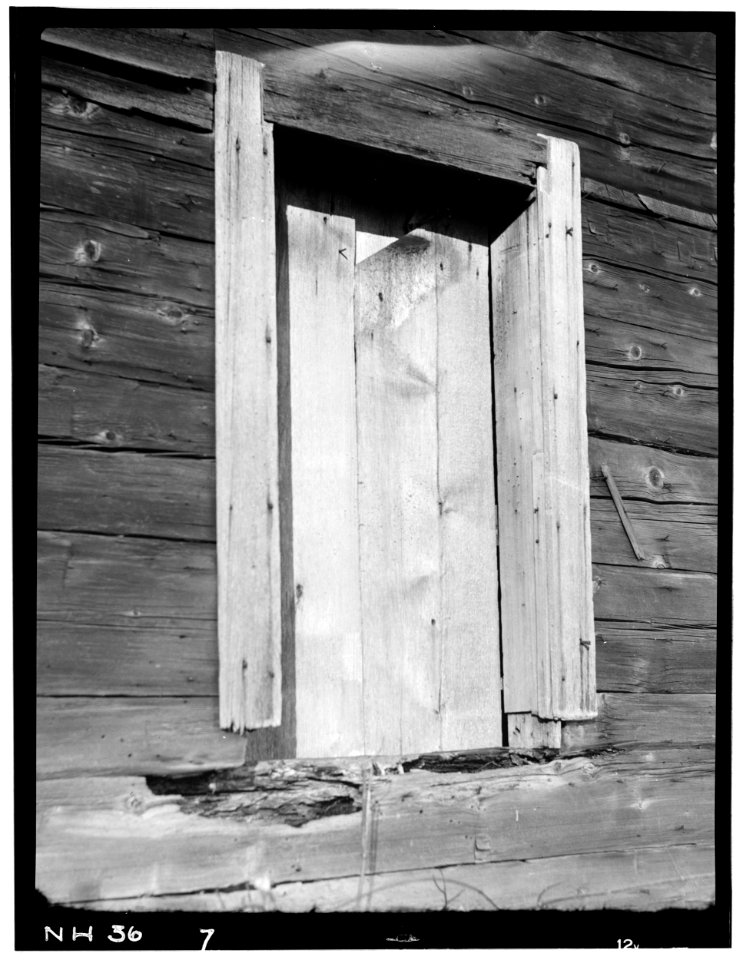 Historic American Buildings Survey L.C. Durette, Photographer EXTERIOR DETAIL OF WINDOW TRIM (FRONT) - Pioneer Cabin, Campton Station, Grafton County, NH HABS NH,5-CAMP.V,1-14