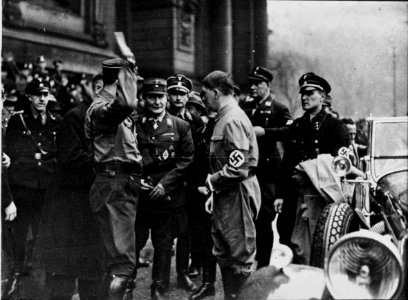 HitlerYGoeringEnElFuneralDeMaikovskyYLauritz1933