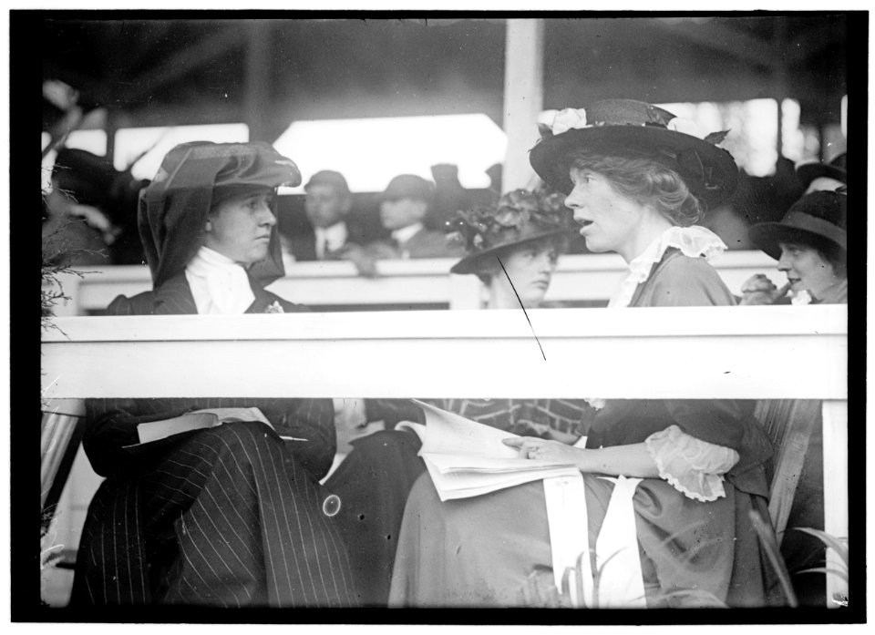 HITT, MRS. WILLIAM F., NEE KATHARINE ELKINS. HORSE SHOW LCCN2016865472
