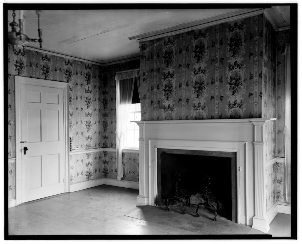 Historic American Buildings Survey L. C. Durette, Photographer April 1, 1936 NORTH EAST BED ROOM 2nd FLOOR- FIRE PLACE - Governor Levi Woodbury House, Woodbury Avenue and Boyd HABS NH,8-PORT,123-12
