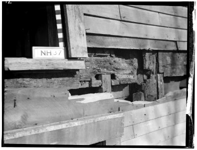 Historic American Buildings Survey L. C. Durette, Photographer DETAIL SECOND FLOOR GIRT ABOVE FRONT DOOR - Doe Garrison, Lamprey River and Great Bay, Newmarket, Rockingham County, HABS NH,8-NEWM,1-16