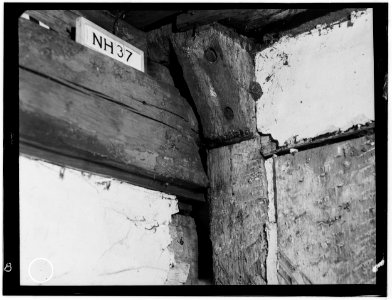 Historic American Buildings Survey L. C. Durette, Photographer NORTH EAST CORNER POST, 2d FLOOR, SHOWING MOULDING OF ORIGINAL SET BACK CUT AWAY. ON THE EAST SIDE THE MOULDING HABS NH,8-NEWM,1-12