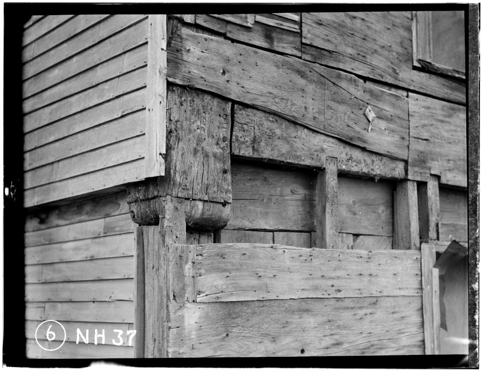 Historic American Buildings Survey L. C. Durette, Photographer NORTH WEST CORNER POST AND SECOND FLOOR GIRT - Doe Garrison, Lamprey River and Great Bay, Newmarket, Rockingham HABS NH,8-NEWM,1-10