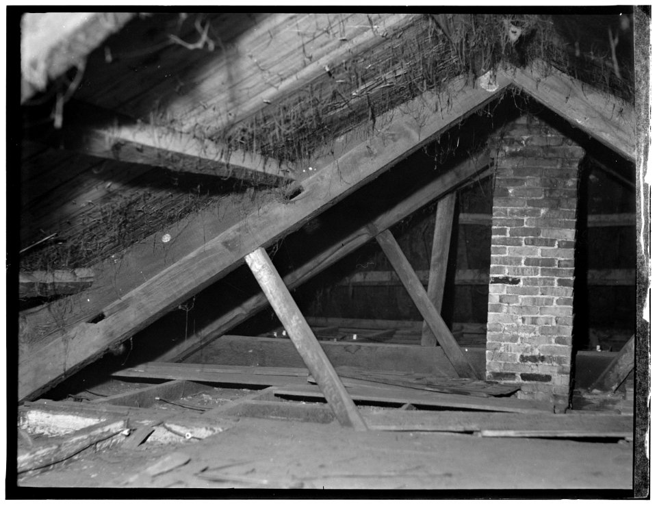 Historic American Buildings Survey L. C. Durette, Photographer September 1936 LOOKING NORTH WEST, SHOWING LATER CONSTRUCTION ON TOP OF OLD RAFTER - Gilman Garrison, Water and HABS NH,8-EX,2-27