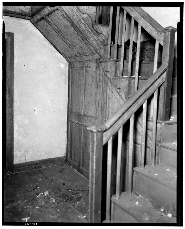 Historic American Buildings Survey L. C. Durette, Photographer STAIR HALL - Doe Garrison, Lamprey River and Great Bay, Newmarket, Rockingham County, NH HABS NH,8-NEWM,1-17