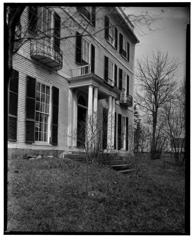 Historic American Buildings Survey L. C. Durette, Photographer April 1, 1936. DETAIL OF FRONT PORCH AND WINDOWS - Governor Levi Woodbury House, Woodbury Avenue and Boyd Road, HABS NH,8-PORT,123-4