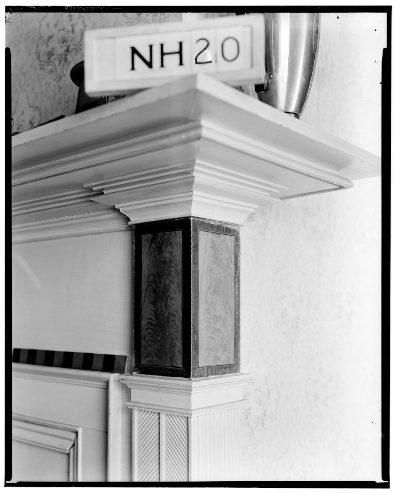 Historical American Buildings Survey L. C. Durette, Photographer April 1, 1936 DETAIL OF LIVING ROOM MANTLE - Governor Levi Woodbury House, Woodbury Avenue and Boyd Road, HABS NH,8-PORT,123-9