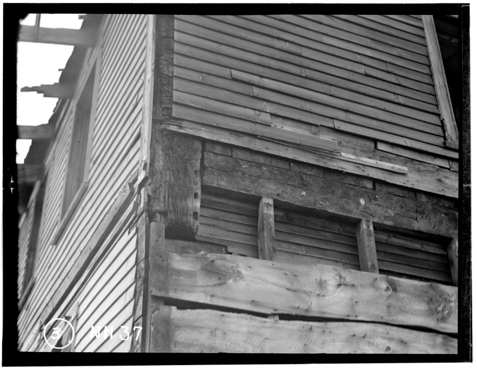 Historic American Buildings Survey L. C. Durette, Photographer DETAIL SOUTH EAST CORNER POST SHOWING MOULDING AT SET BACK + SECOND FLOOR GIRT. STUDS WERE ADDED OVER CLAPBOARDS OF HABS NH,8-NEWM,1-7
