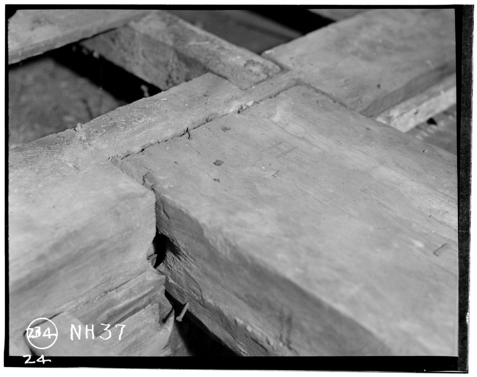 Historic American Buildings Survey L. C. Durette, Photographer INTERSECTION OF SUMMER BEAM and CHIMNEY GIRT -2, ATTIC FLOOR - Doe Garrison, Lamprey River and Great Bay, Newmarket, HABS NH,8-NEWM,1-45