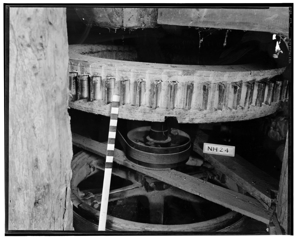 Historic American Buildings Survey L. C. Durette, Photographer March 19, 1937 MACHINERY ROOM FIRST FLOOR FROM NORTH WEST, WOODEN GEAR ON WATER WHEEL SHAFT - Winnicut Grist Mill, HABS NH,8-STRAT,1-5
