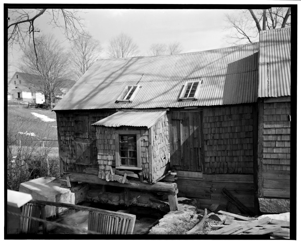 Historic American Buildings Survey L. C. Durette, Photographer March 19, 1937. VIEW FROM WEST-MAIN GRIST MILL BUILDINGS, SHOWS GATE HOUSE LEAN-TO - Winnicut Grist Mill, Winnicut HABS NH,8-STRAT,1-3