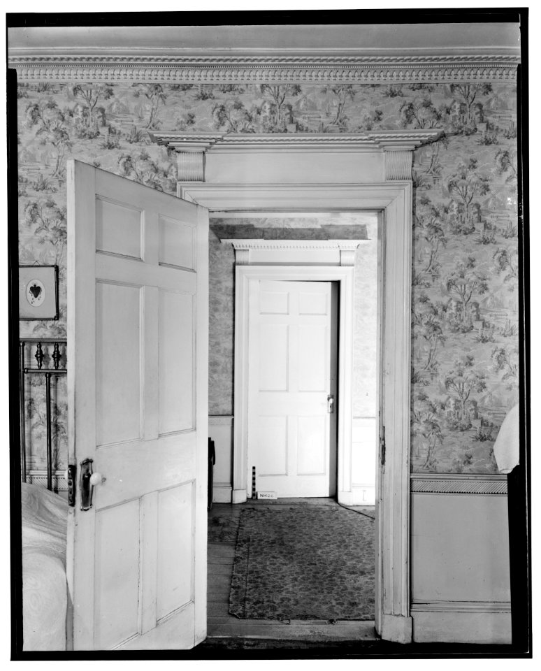 Historical American Buildings Survey L. C. Durette, Photographer April 25, 1936 SITTING ROOM DOOR TO HALL - Captain Barnes House, 218 Islington Street, Portsmouth, Rockingham HABS NH,8-PORT,124-12