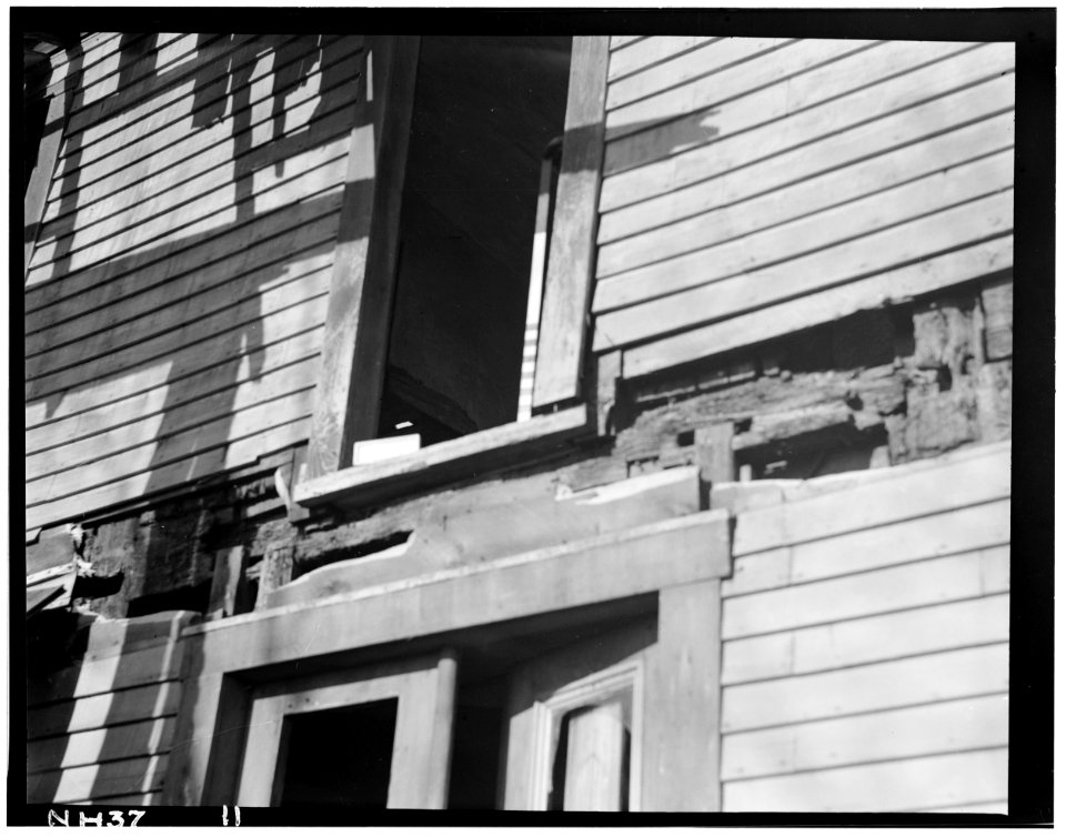 Historic American Buildings Survey L. C. Durette, Photographer SECOND FLOOR GIRT ABOVE FRONT DOOR - Doe Garrison, Lamprey River and Great Bay, Newmarket, Rockingham County, NH HABS NH,8-NEWM,1-15