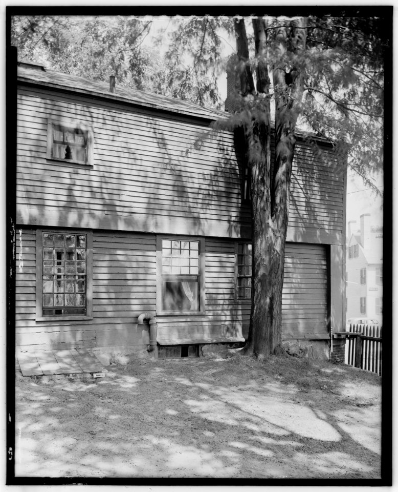 Historical American Buildings Survey L. C. Durette, Photographer July 27, 1936 VIEW OF GARRISON PORTION FROM WEST SHOWING OVERHANG OF REAR WALL - Gilman Garrison, Water and Clifford HABS NH,8-EX,2-7