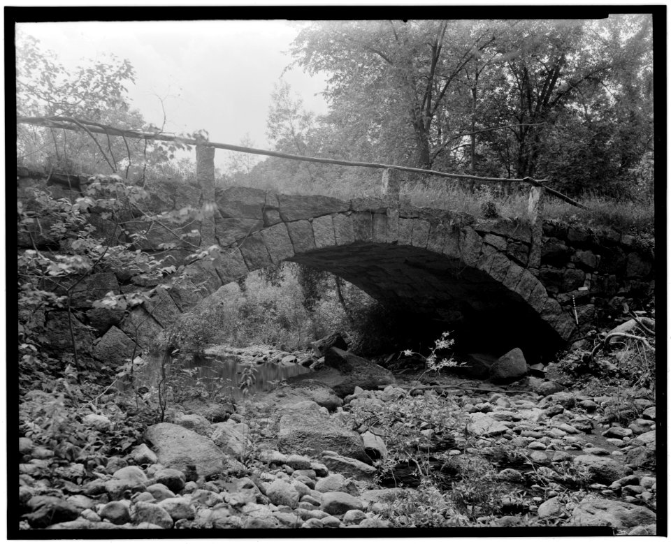Historical American Buildings Survey L. C. Durette, Photographer May 15, 1936 SECOND NEW HAMPSHIRE TURNPIKE BRIDGE AT FULLERS TANNERY FIRST ARCH LOOKING UP STREAM - Second New HABS NH,6-HILL.V,1A-2