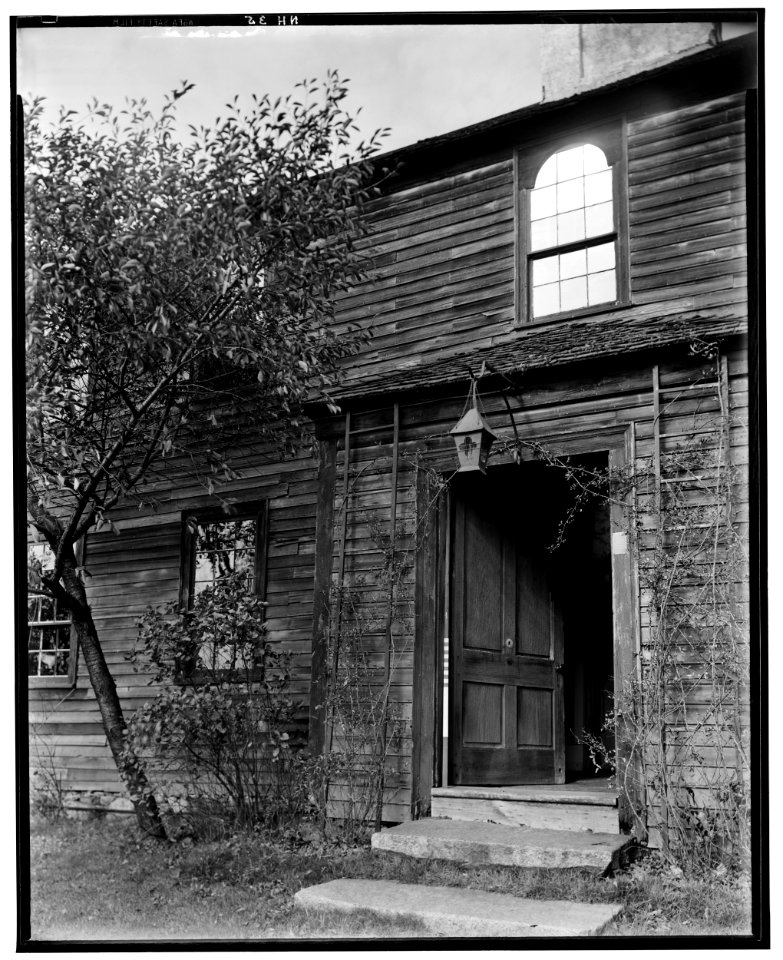 Historical American Buildings Survey L. C. Durette, Photographer Oct. 18, 1936 DETAIL OF PORCH - Colonel Paul Wentworth House, Dover Street (moved to MA, Dover), Dover, Strafford HABS NH,9-SALFA,1-18