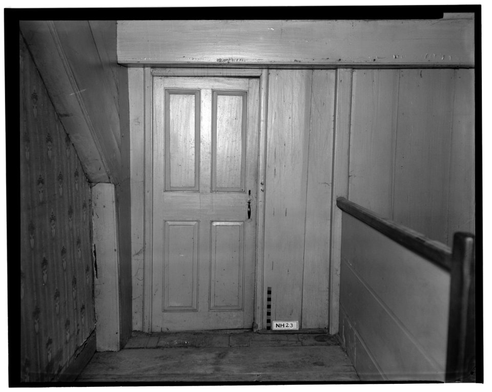 Historical American Buildings Survey L.C. Durette, Photographer Nov. 1936. SECOND FLOOR STAIR HALL TOWARD BED ROOM NO. 3 - John Cram Farmstead, Hampton Falls, Rockingham County, HABS NH,8-HAMTOF,1-10
