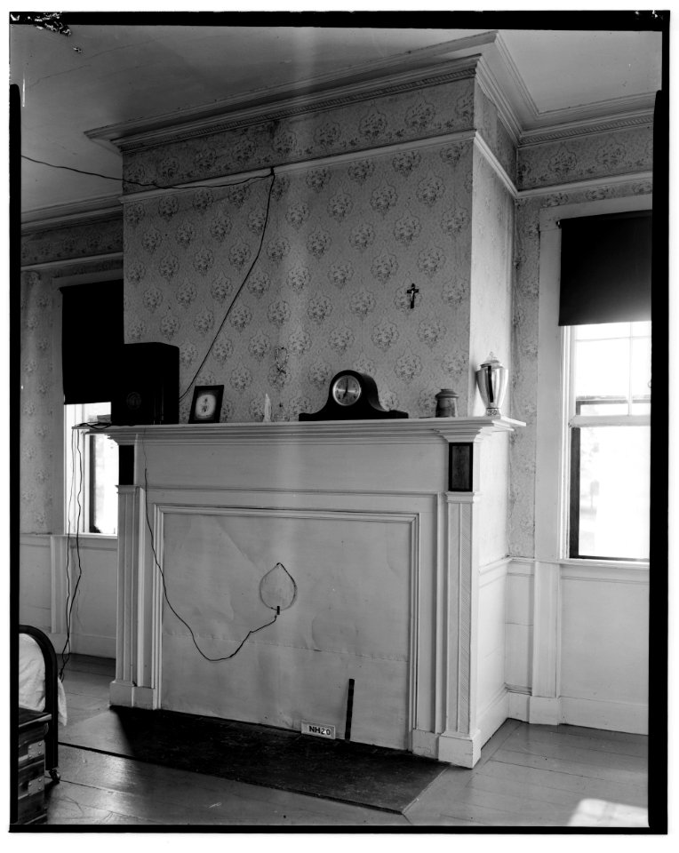 Historical American Buildings Survey L. C. Durette, Photographer April 1, 1936 LIVING ROOM MANTLE - Governor Levi Woodbury House, Woodbury Avenue and Boyd Road, Portsmouth, HABS NH,8-PORT,123-8