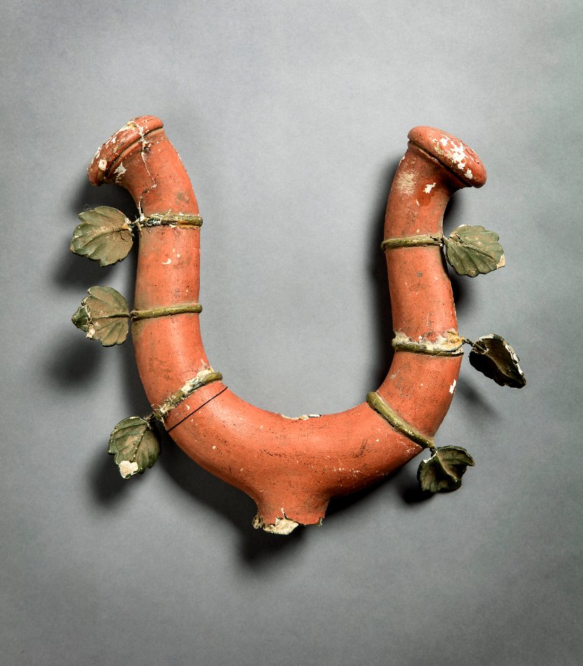 Hjälmprydnad av rödmålad gips, 1777 - Livrustkammaren - 107063