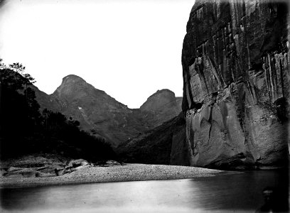 Hisïü Peak, Spear and Fish-basket rocks. 40 li beyond Chung-ang city, in Kienking Prefecture near Sing-Ching Tea-mart